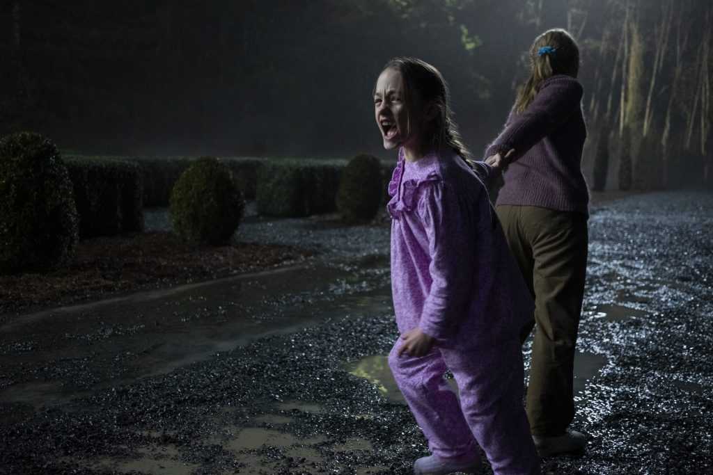 THE HAUNTING OF BLY MANOR (L to R) AMELIE SMITH as FLORA in THE HAUNTING OF BLY MANOR Cr. EIKE SCHROTER/NETFLIX © 2020